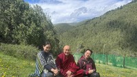 Selama di Bhutan, Jet Li bertemu guru-guru spritual besar di sana, salah satunya Khenpo Tsultrim Lodrö. Berdasarkan postingannya, hampir setiap tahun Jet Li datang ke Bhutan lho.