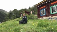 Dalam suatu wawancara beberapa tahun lalu, Jet Li mengungkapkan kekagumannya pada budaya dan spriritual di Bhutan. Dia mengikuti saran gurunya mencari makna kehidupan dan potensi dirinya ke Bhutan dan Nepal.