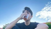 Chef Alden juga kerap aktif di media sosial. Beberapa fotonya sedang nongkrong sambil menikmati minuman juga diunggah. Foto: Instagram @jonathan.alden_