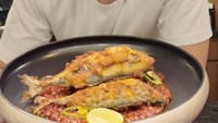Tak hanya berkolaborasi saja, tapi chef Alden juga sering mengunggah video tutorial memasak. Salah satunya memasak ikan kembung goreng yang disajikan bersama sambal terasi. Foto: Instagram @jonathan.alden_