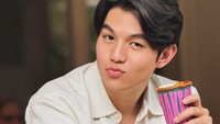 Karir chef Alden juga baik di dunia hiburan. Ia kerap didapuk menjadi host program acara kuliner, salah satunya Bikin Laper bersama Anwar BAB. Foto: Instagram @jonathan.alden_
