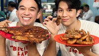 Begini gaya Alden di depan kamera bersama Anwar BAB. Mereka sedang syuting program Trans TV Bikin Laper di salah satu rumah makan seafood. Tampak keduanya menikmati ikan bakar dan udang yang segar. Foto: Instagram @jonathan.alden_
