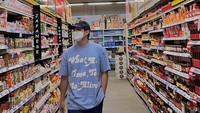 Momen Alden berbelanja di supermarket juga sempat diabadikan. Ia tampak keren berjalan di antara rak bumbu-bumbu masakan Asia. Foto: Instagram @jonathan.alden_