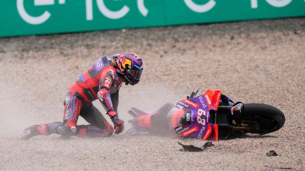 Jorge Martin (89) of Spain and Prima Pramac Racing Ducati crashed during the race day of the Liqui Moly Motorrad Grand Prix Deutschland at Sachsenring Circuit on July 7, 2024 in Hohenstein-Ernstthal, Germany. (Photo by Jose Breton/Pics Action/NurPhoto via Getty Images)