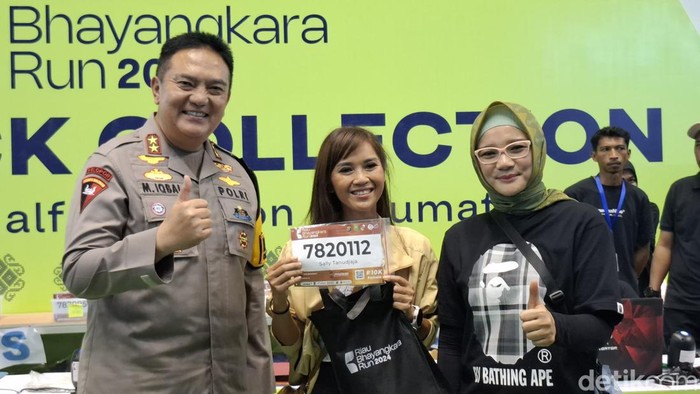 Kapolda Irjen Mohammad Iqbal saat mengecek pengambilan race pack. (Raja Adil Siregar/detikSumut)