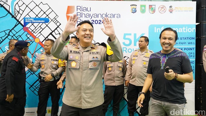 Kapolda Riau Irjen Mohammad Iqbal saat cek pengambilan race pack. (Raja Adil Siregar/detikSumut)