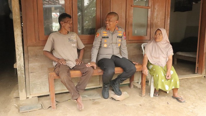 Kapolres Mojokerto bagikan ratusan paket sembako di kaki Gunung Penanggungan