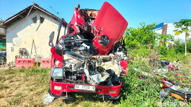 Minibus Isuzu Elf ringsek berat dibawa ke Mako Satlantas Polres Boyolali.