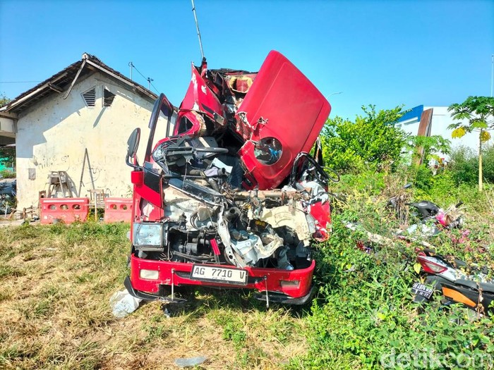Minibus Isuzu Elf ringsek berat dibawa ke Mako Satlantas Polres Boyolali.