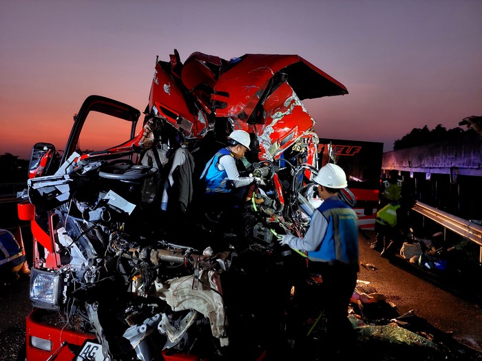 Petugas mengevakuasi korban kecelakaan di tol Boyolali.