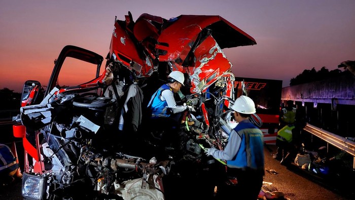 Petugas mengevakuasi korban kecelakaan di tol Boyolali.