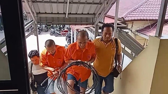 Kedua pelaku pencurian kabel di ruas jalan tol Kisaran diamankan ke Polres Asahan. (Istimewa)