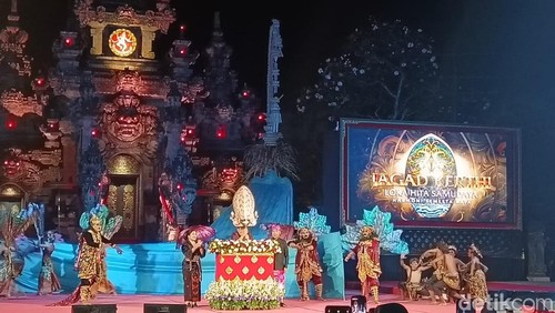 Kepala Dinas Kebudayaan Provinsi Bali, I Gede Arya Sugiartha, dan Pj Gubernur Bali, Sang Made Mahendra Jaya, saat menutup Pesta Kesenian Bali (PKB) ke-46 di Art Center Denpasar, Sabtu (13/7/2024). (Ni Made Lastri Karsiani Putri/detikBali)