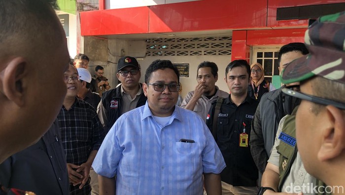 Ketua Bawaslu RI, Rahmat Bagja saat melakukan supervisi PSU di salah satu TPS di Kota Padang. (M. Afdal Afrianto/detikSumut)