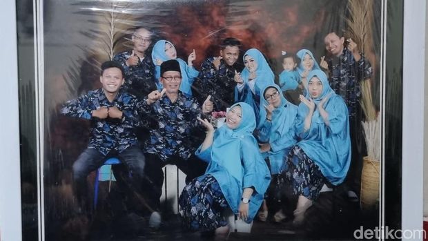 ketua yayasan sd darul falah surabaya bersama anak menantu dan cucu tewas kecelakaan di Tol Boyolali