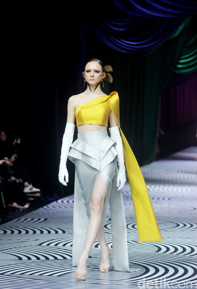 Fashion show koleksi busana Sebastian Gunawan bertajuk Oru Kami digelar dalam rangkaian Mulia in Fashion bertempat di Ballroom Hotel Mulia Jakarta, Rabu [10/7/2024]. Foto: Mohammad Abduh/detikcom