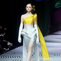 Fashion show koleksi busana Sebastian Gunawan bertajuk Oru Kami digelar dalam rangkaian Mulia in Fashion bertempat di Ballroom Hotel Mulia Jakarta, Rabu [10/7/2024]. Foto: Mohammad Abduh/detikcom