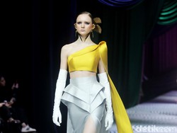 10 Koleksi Terbaru Sebastian Gunawan, Busana Terinspirasi Origami