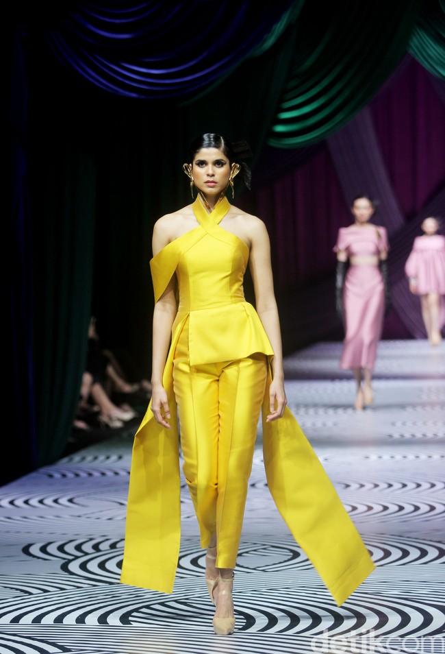 Fashion show koleksi busana Sebastian Gunawan bertajuk Oru Kami digelar dalam rangkaian Mulia in Fashion bertempat di Ballroom Hotel Mulia Jakarta, Rabu [10/7/2024]. Foto: Mohammad Abduh/detikcom