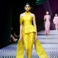 Fashion show koleksi busana Sebastian Gunawan bertajuk Oru Kami digelar dalam rangkaian Mulia in Fashion bertempat di Ballroom Hotel Mulia Jakarta, Rabu [10/7/2024]. Foto: Mohammad Abduh/detikcom