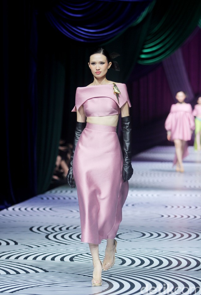 Fashion show koleksi busana Sebastian Gunawan bertajuk Oru Kami digelar dalam rangkaian Mulia in Fashion bertempat di Ballroom Hotel Mulia Jakarta, Rabu [10/7/2024]. Foto: Mohammad Abduh/detikcom.