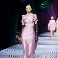 Fashion show koleksi busana Sebastian Gunawan bertajuk Oru Kami digelar dalam rangkaian Mulia in Fashion bertempat di Ballroom Hotel Mulia Jakarta, Rabu [10/7/2024]. Foto: Mohammad Abduh/detikcom.