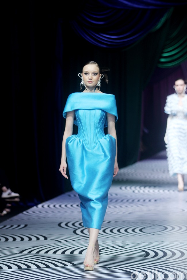 Fashion show koleksi busana Sebastian Gunawan bertajuk Oru Kami digelar dalam rangkaian Mulia in Fashion bertempat di Ballroom Hotel Mulia Jakarta, Rabu [10/7/2024]. Foto: Mohammad Abduh/detikcom.