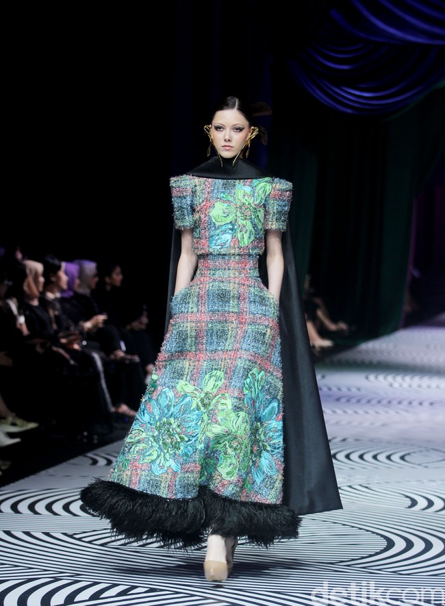 Fashion show koleksi busana Sebastian Gunawan bertajuk Oru Kami digelar dalam rangkaian Mulia in Fashion bertempat di Ballroom Hotel Mulia Jakarta, Rabu [10/7/2024]. Foto: Mohammad Abduh/detikcom.