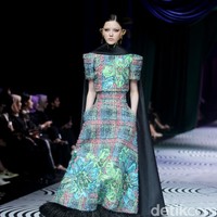 Fashion show koleksi busana Sebastian Gunawan bertajuk Oru Kami digelar dalam rangkaian Mulia in Fashion bertempat di Ballroom Hotel Mulia Jakarta, Rabu [10/7/2024]. Foto: Mohammad Abduh/detikcom.