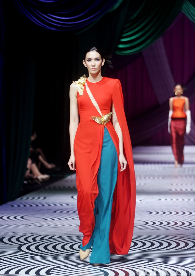 Fashion show koleksi busana Sebastian Gunawan bertajuk Oru Kami digelar dalam rangkaian Mulia in Fashion bertempat di Ballroom Hotel Mulia Jakarta, Rabu [10/7/2024]. Foto: Mohammad Abduh/detikcom.