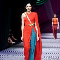 Fashion show koleksi busana Sebastian Gunawan bertajuk Oru Kami digelar dalam rangkaian Mulia in Fashion bertempat di Ballroom Hotel Mulia Jakarta, Rabu [10/7/2024]. Foto: Mohammad Abduh/detikcom.