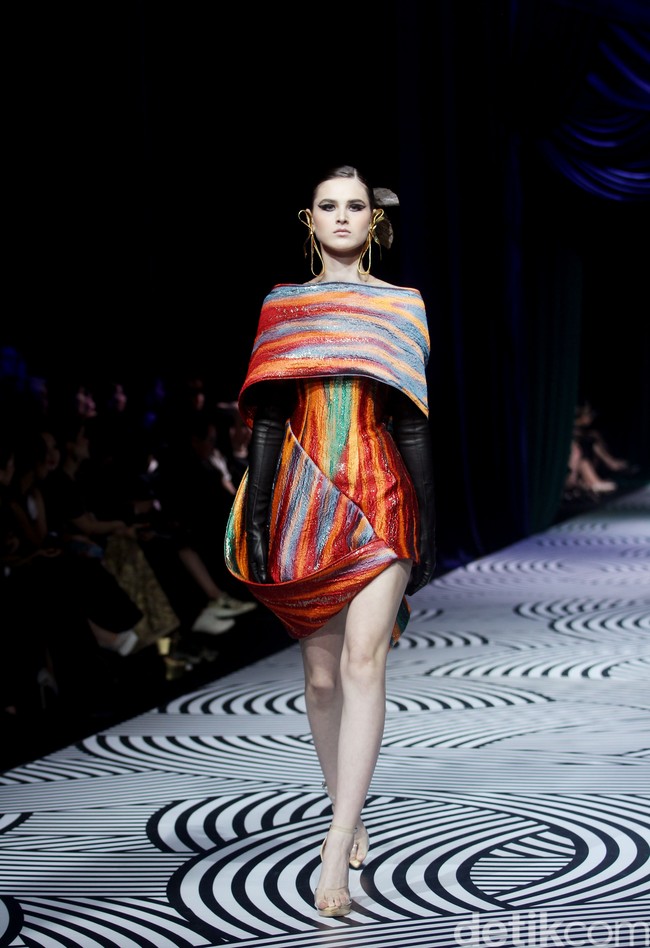 Fashion show koleksi busana Sebastian Gunawan bertajuk Oru Kami digelar dalam rangkaian Mulia in Fashion bertempat di Ballroom Hotel Mulia Jakarta, Rabu [10/7/2024]. Foto: Mohammad Abduh/detikcom.