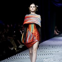 Fashion show koleksi busana Sebastian Gunawan bertajuk Oru Kami digelar dalam rangkaian Mulia in Fashion bertempat di Ballroom Hotel Mulia Jakarta, Rabu [10/7/2024]. Foto: Mohammad Abduh/detikcom.