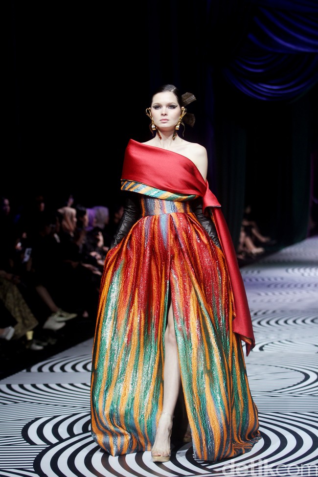 Fashion show koleksi busana Sebastian Gunawan bertajuk Oru Kami digelar dalam rangkaian Mulia in Fashion bertempat di Ballroom Hotel Mulia Jakarta, Rabu [10/7/2024]. Foto: Mohammad Abduh/detikcom.