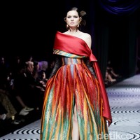 Fashion show koleksi busana Sebastian Gunawan bertajuk Oru Kami digelar dalam rangkaian Mulia in Fashion bertempat di Ballroom Hotel Mulia Jakarta, Rabu [10/7/2024]. Foto: Mohammad Abduh/detikcom.