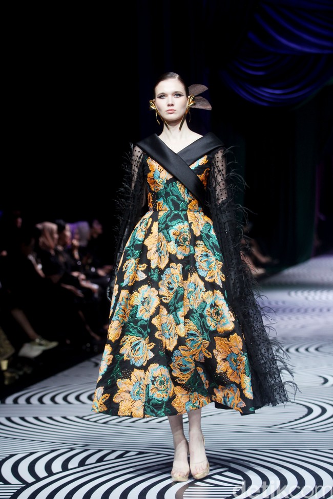 Fashion show koleksi busana Sebastian Gunawan bertajuk Oru Kami digelar dalam rangkaian Mulia in Fashion bertempat di Ballroom Hotel Mulia Jakarta, Rabu [10/7/2024]. Foto: Mohammad Abduh/detikcom.