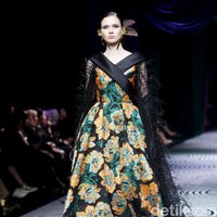 Fashion show koleksi busana Sebastian Gunawan bertajuk Oru Kami digelar dalam rangkaian Mulia in Fashion bertempat di Ballroom Hotel Mulia Jakarta, Rabu [10/7/2024]. Foto: Mohammad Abduh/detikcom.