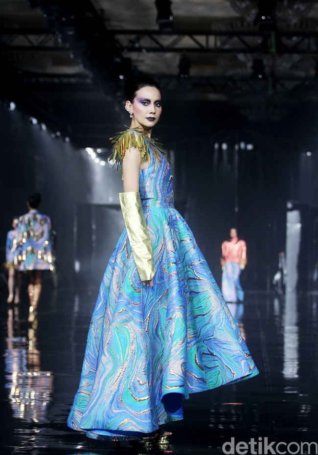 Desainer Ivan Gunawan menampilkan 50 set busana bertajuk Supernova di Ballroom Hotel Mulia, Senayan, Jakarta, Kamis [11/7/2024].