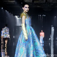 Desainer Ivan Gunawan menampilkan 50 set busana bertajuk Supernova di Ballroom Hotel Mulia, Senayan, Jakarta, Kamis [11/7/2024].