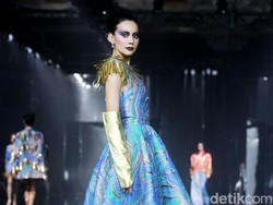 Foto: 10 Koleksi Busana Ivan Gunawan Merayakan 20 Tahun Berkarya