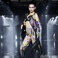 Desainer Ivan Gunawan menampilkan 50 set busana bertajuk Supernova di Ballroom Hotel Mulia, Senayan, Jakarta, Kamis [11/7/2024].  