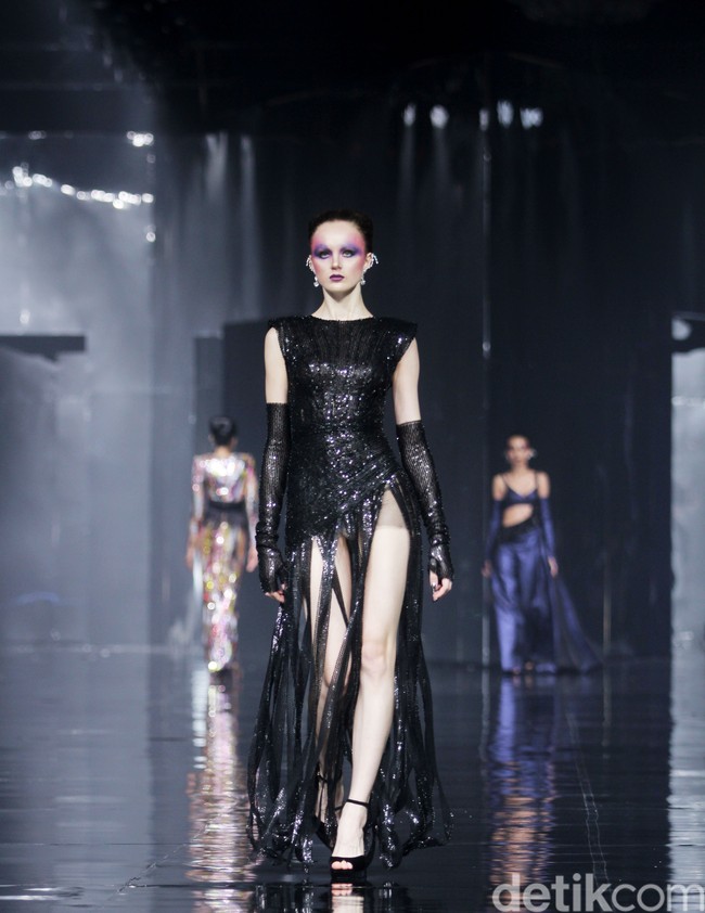 Desainer Ivan Gunawan menampilkan 50 set busana bertajuk Supernova di Ballroom Hotel Mulia, Senayan, Jakarta, Kamis [11/7/2024].  