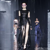 Desainer Ivan Gunawan menampilkan 50 set busana bertajuk Supernova di Ballroom Hotel Mulia, Senayan, Jakarta, Kamis [11/7/2024].  