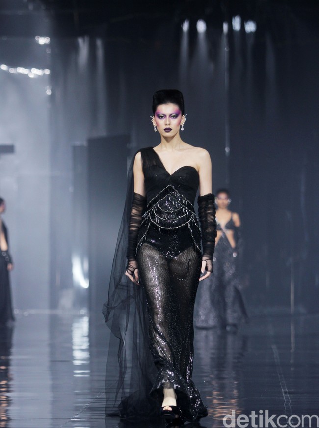 Desainer Ivan Gunawan menampilkan 50 set busana bertajuk Supernova  di Ballroom Hotel Mulia, Senayan, Jakarta, Kamis [11/7/2024].  