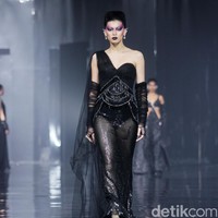 Desainer Ivan Gunawan menampilkan 50 set busana bertajuk Supernova  di Ballroom Hotel Mulia, Senayan, Jakarta, Kamis [11/7/2024].  