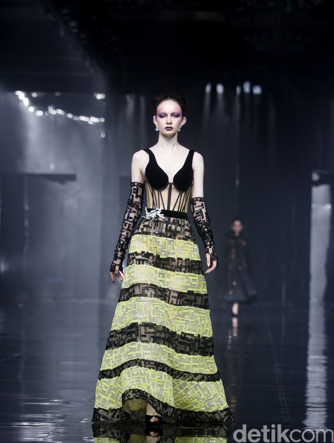 Desainer Ivan Gunawan menampilkan 50 set busana bertajuk Supernova di Ballroom Hotel Mulia, Senayan, Jakarta, Kamis [11/7/2024].  