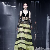 Desainer Ivan Gunawan menampilkan 50 set busana bertajuk Supernova di Ballroom Hotel Mulia, Senayan, Jakarta, Kamis [11/7/2024].  