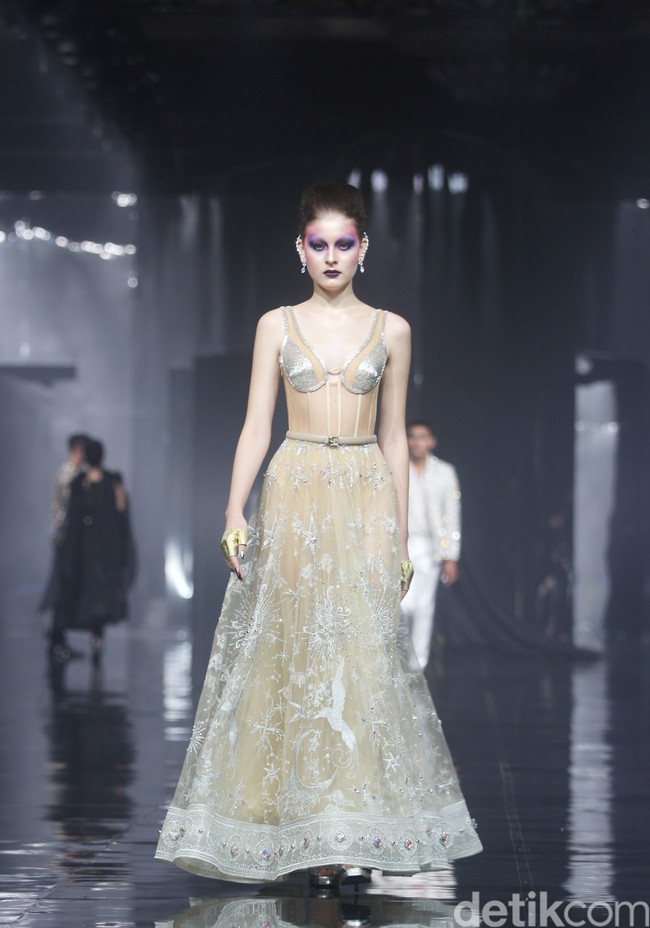 Desainer Ivan Gunawan menampilkan 50 set busana bertajuk Supernova di Ballroom Hotel Mulia, Senayan, Jakarta, Kamis [11/7/2024].  