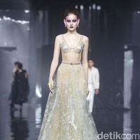 Desainer Ivan Gunawan menampilkan 50 set busana bertajuk Supernova di Ballroom Hotel Mulia, Senayan, Jakarta, Kamis [11/7/2024].  