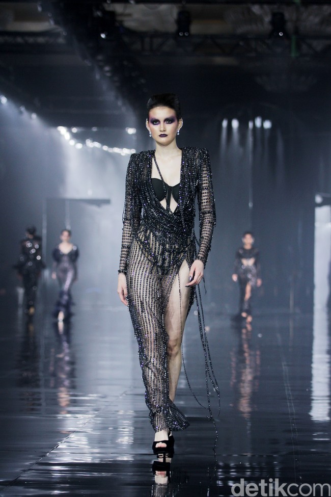 Desainer Ivan Gunawan menampilkan 50 set busana bertajuk Supernova di Ballroom Hotel Mulia, Senayan, Jakarta, Kamis [11/7/2024].  